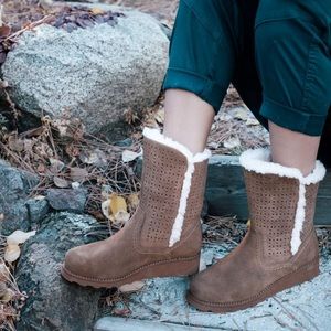 Nwot Bearpaw Lillian Suede Wedge Boot 